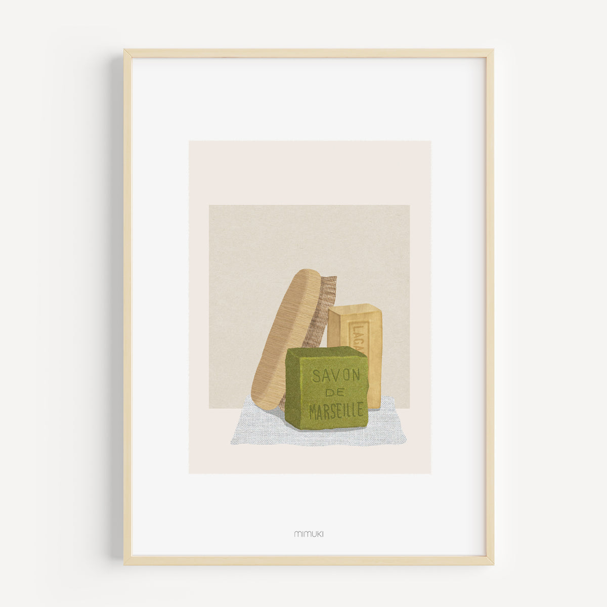 Jabón verde de Marsella, pastilla amarilla de Lagarto y cepillo de madera ilustrados en collage sobre un paño blanco.
Trapos