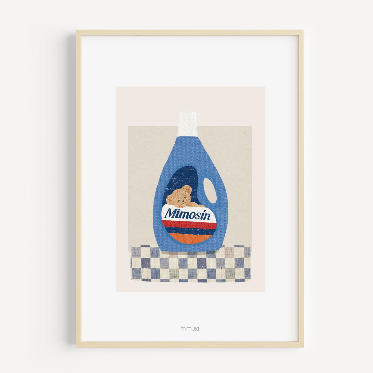 Envase azul de Mimosín con su osito, ilustrado en collage sobre un paño de cuadros y fondo crema.