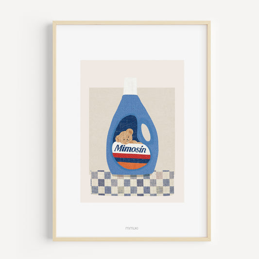 Envase azul de Mimosín con su osito, ilustrado en collage sobre un paño de cuadros y fondo crema.